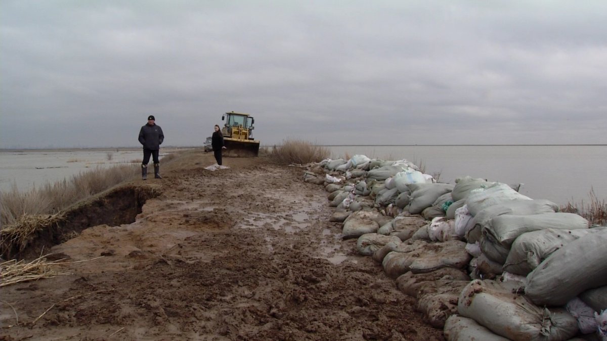 Сила - в единстве: сельчане отвели большую воду от пригорода Астаны -  Телеканал «Астана»