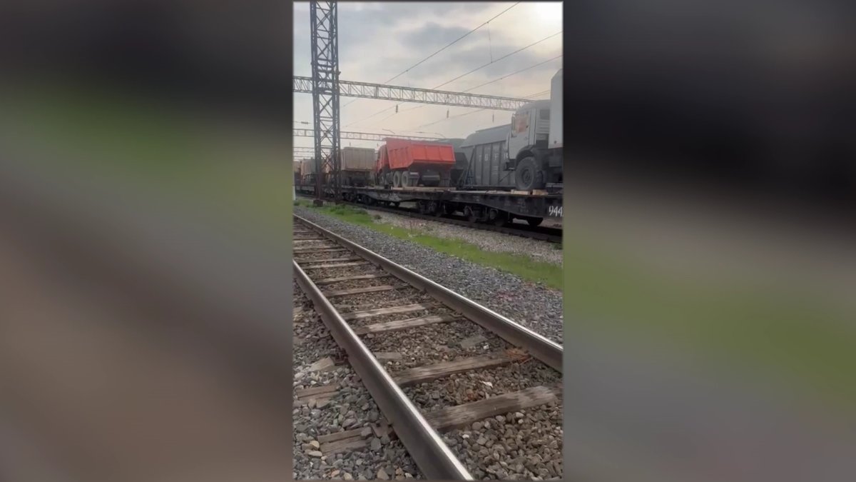 Спецтехнику перебрасывают в регионы по железной дороге