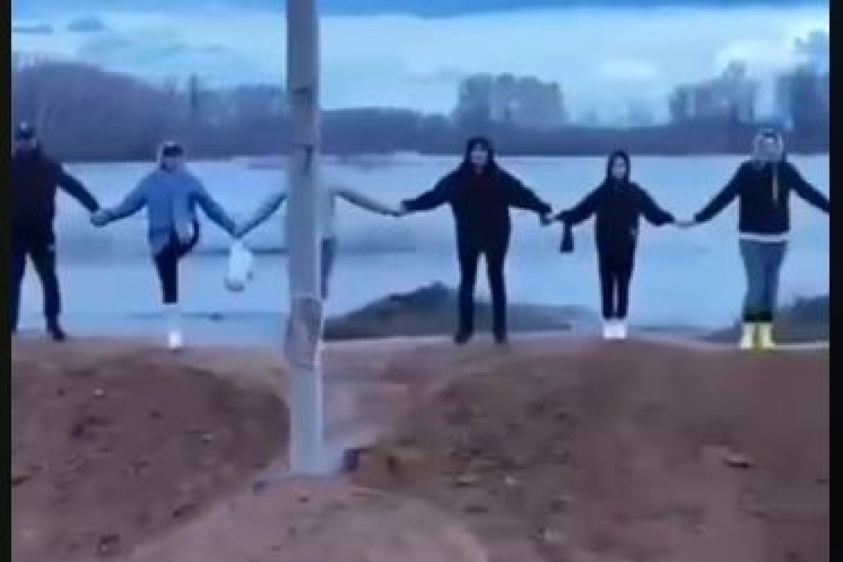 Жители посёлка под Оренбургом сами построили дамбу, которая спасла их жильё от затопления