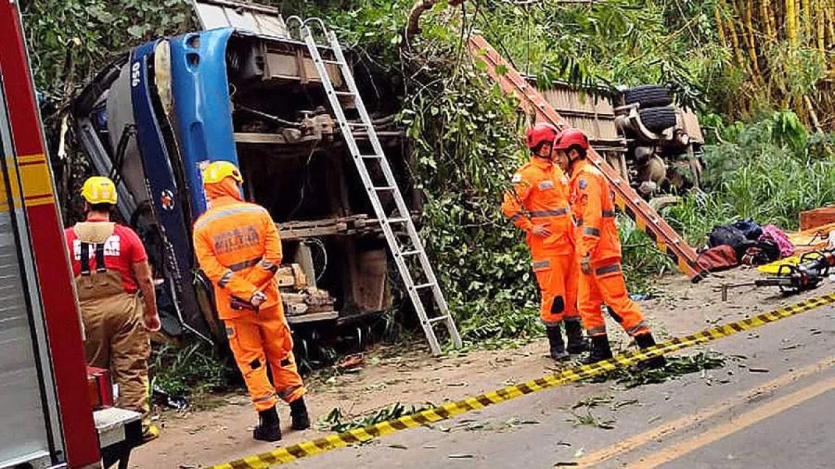 Жолдағы иттердің кесірінен автобус аударылып, жеті адам мерт болды