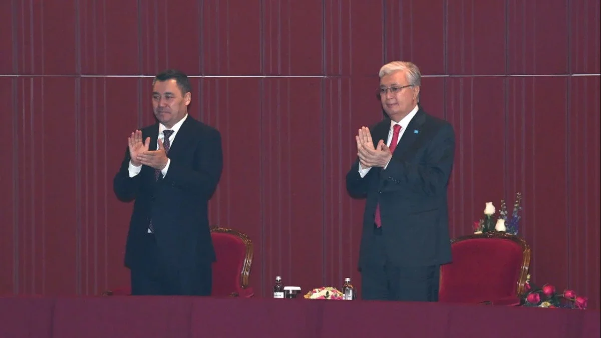 Қасым-Жомарт Тоқаев пен Садыр Жапаров екі ел өнерпаздарының гала-концертін тамашалады