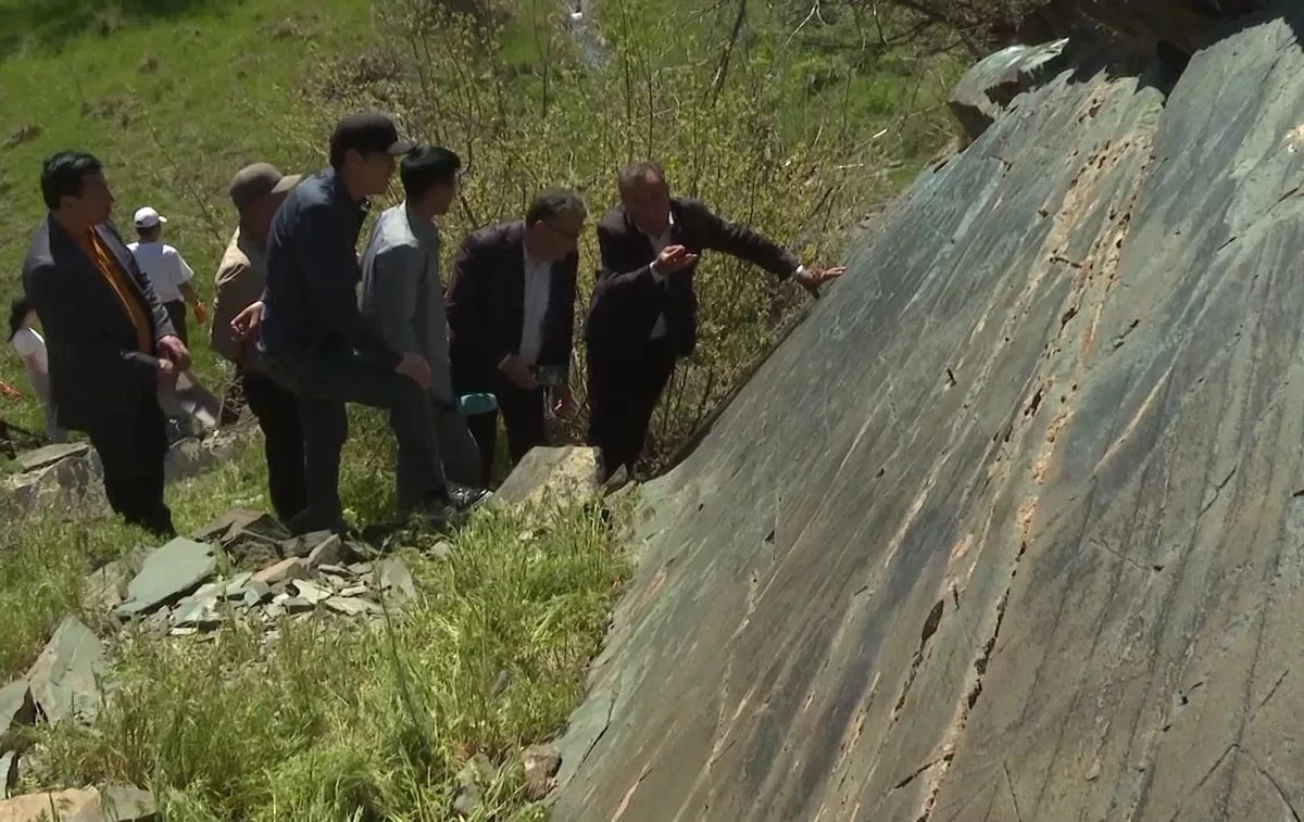 Көне жәдігер: киелі жерлерді тазалап жүрген жамбылдықтар петроглифтер тауып алды