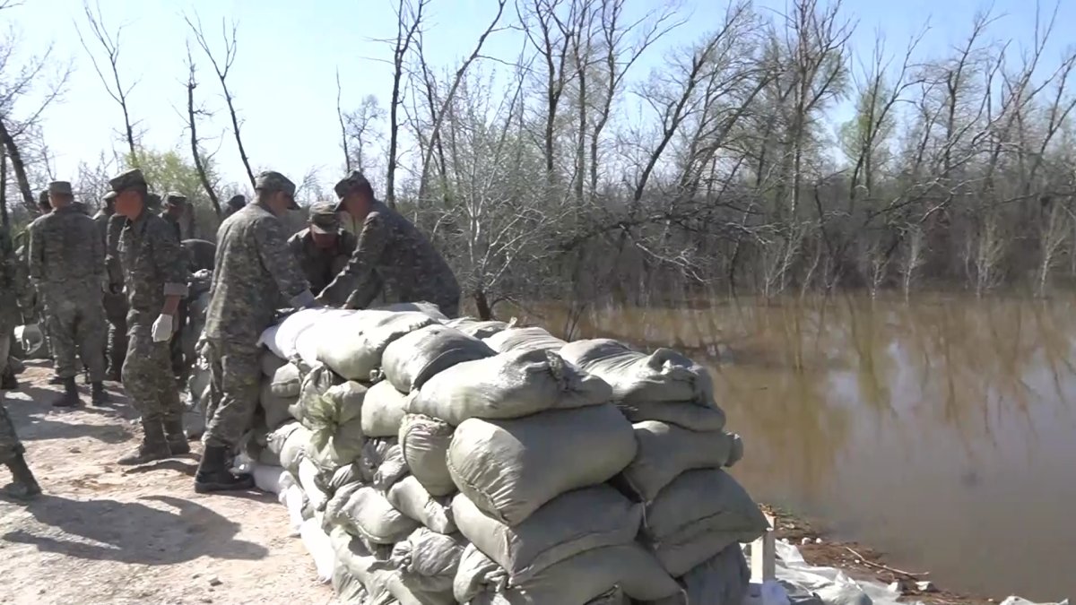 889 военнослужащих Нацгвардии помогают не допустить затопления Уральска