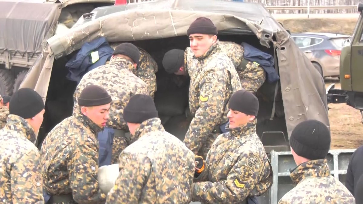 Военные инженеры доставляют гуманитарную помощь паромной переправой в СКО