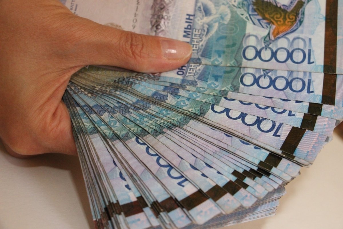 Главбух и завхоз обокрали школу Алматы на 11 миллионов тенге