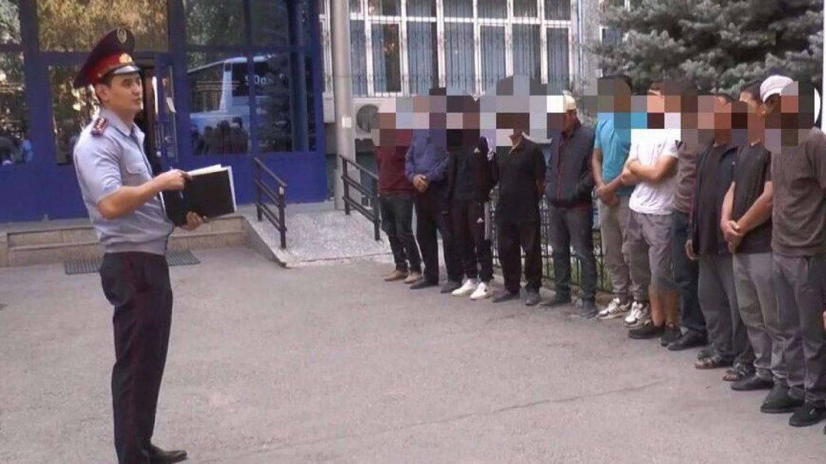 Более 800 иностранцев выдворены из Казахстана за поддельные медсправки и страховки, купленные в Шымкенте