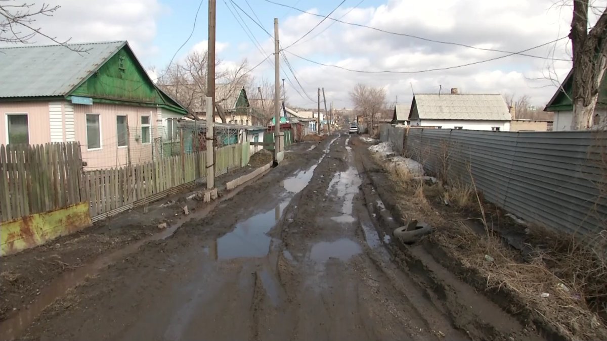 Карагандинцы вынуждены носить детей в школу на спине из-за отсутствия  хорошей дороги - Телеканал «Астана»