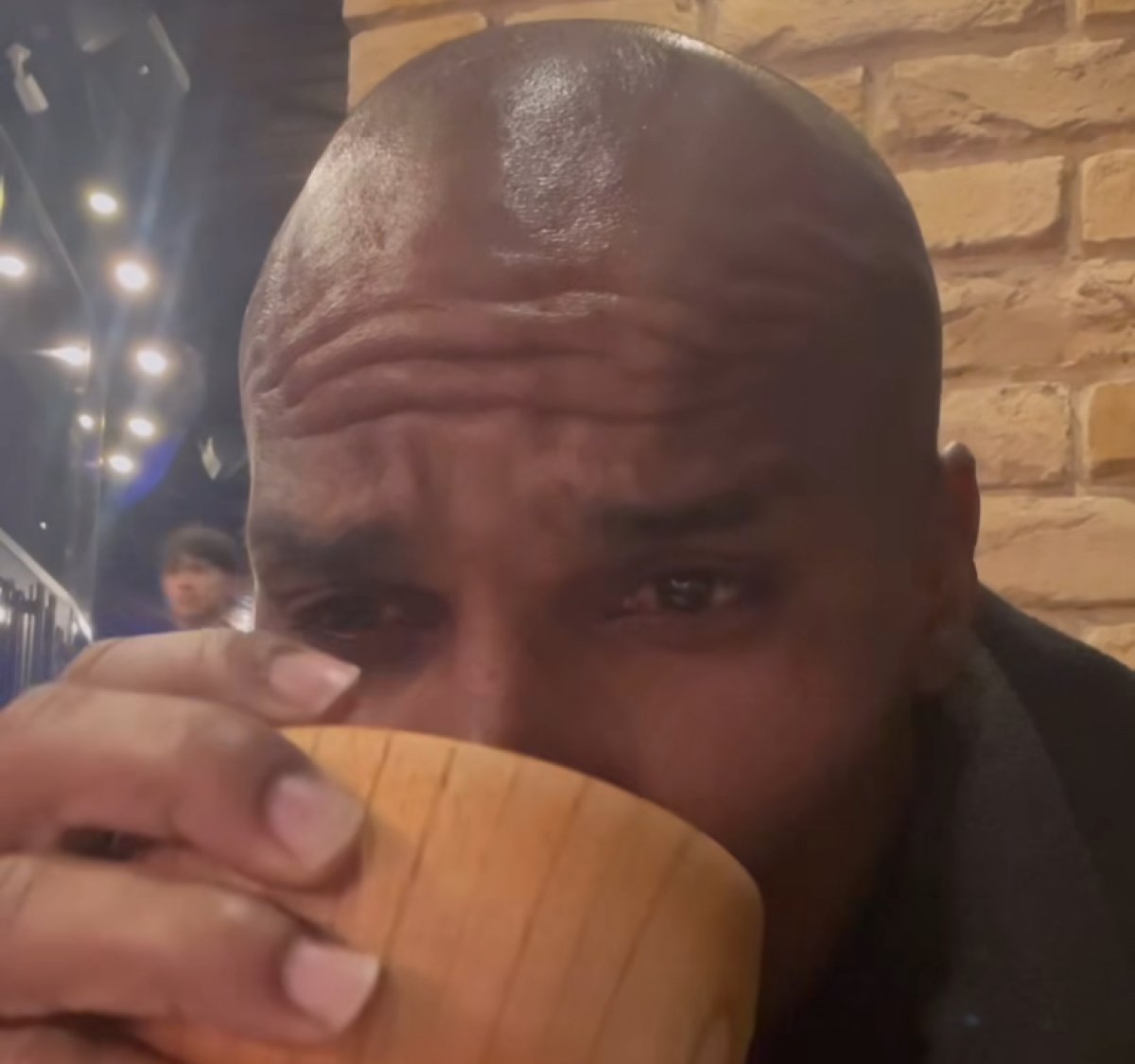 Легенда мирового футбола Флоран Малуда попробовал кумыс в Алматы