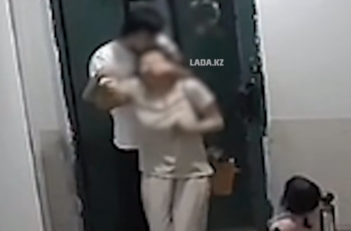 Ақтауда балаларының көзінше әйелін ұрып-соққан ер адам изоляторға қамалды