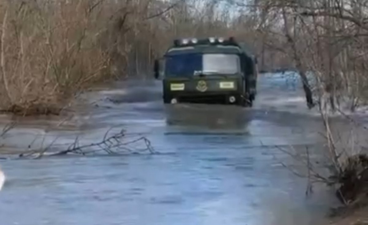 Водитель спас несколько десятков заложников большой воды в Уральске -  Телеканал «Астана»