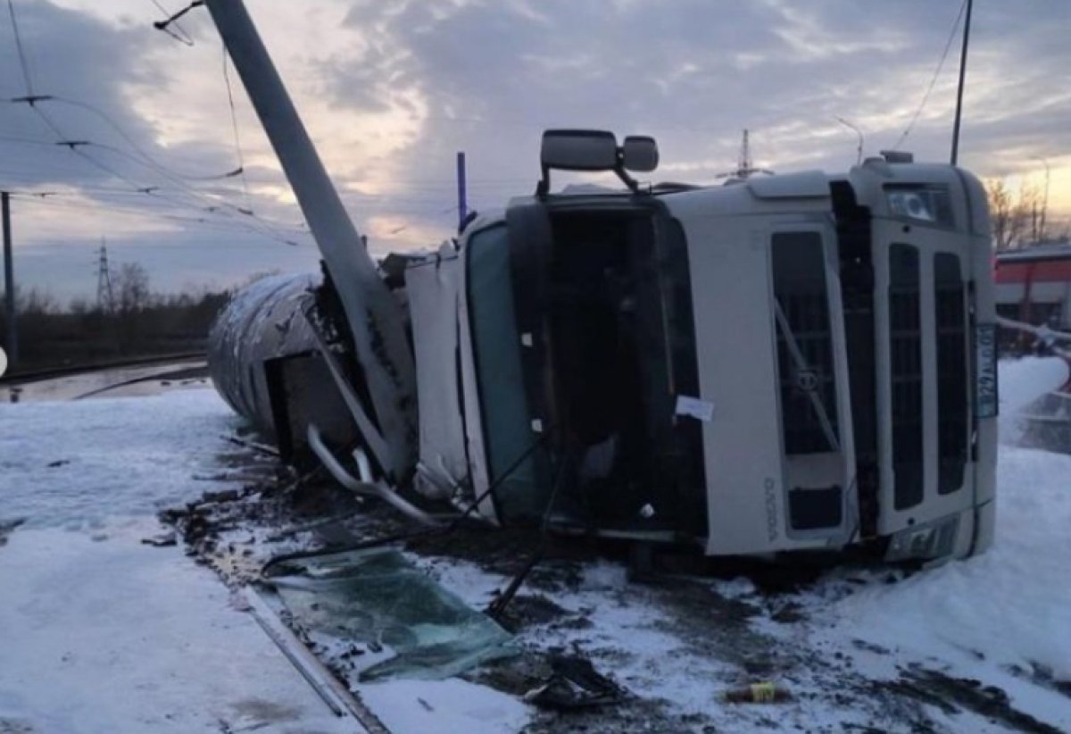 КАМАЗ с битумом опрокинулся в Павлодаре