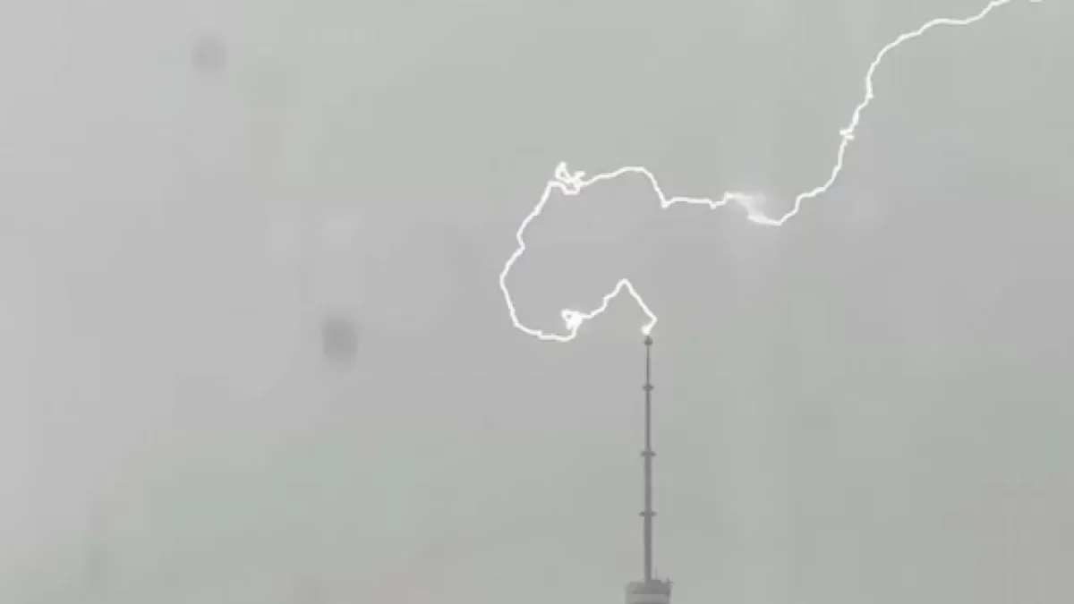 Алматыда Көктөбедегі телемұнараға найзағай түсті