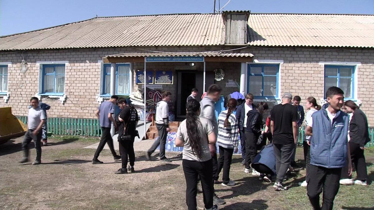 Более 3 тысяч волонтеров "Жастар Рухы" помогают пострадавшим от паводков регионам