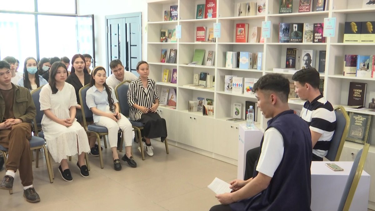 Кызылординская молодежь встретилась с автором популярных песен в рамках проекта «Кітап-AMANAT»