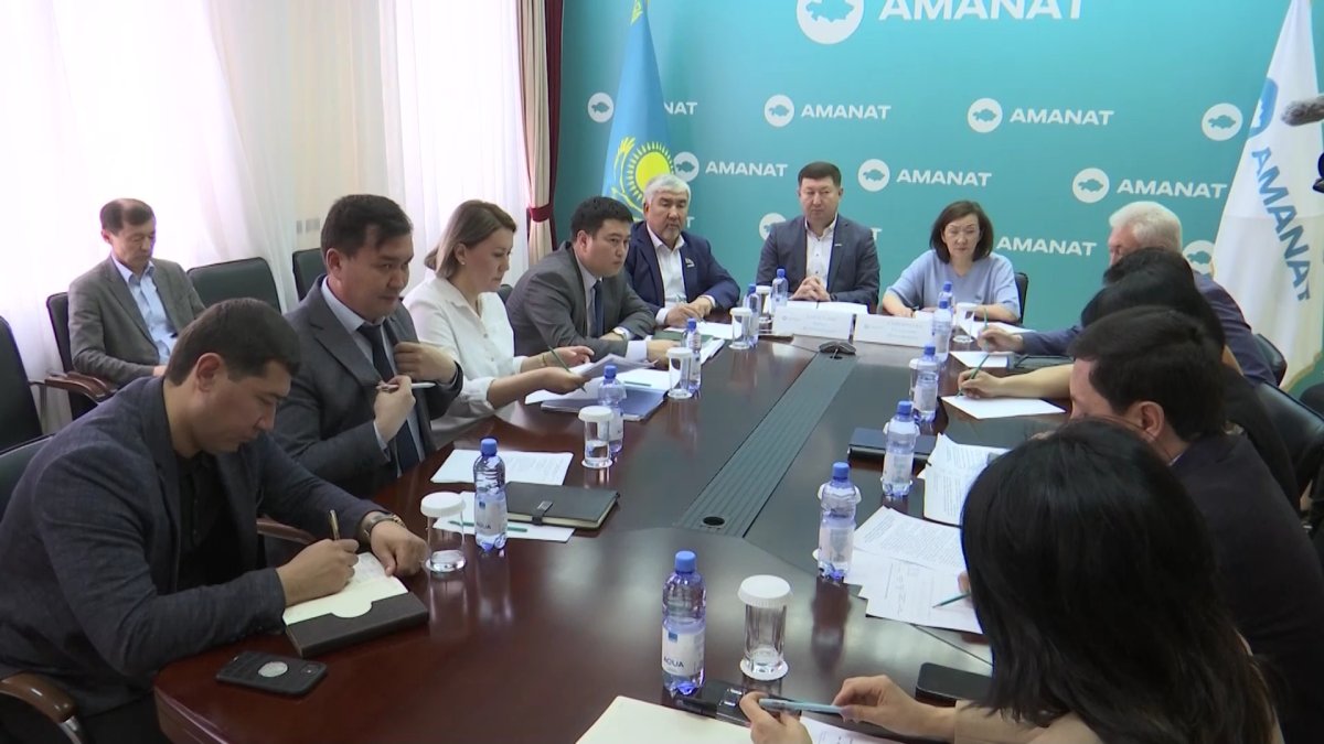 Члены партии «AMANAT» помогают пострадавшим от паводка решать вопросы с утерянными документами