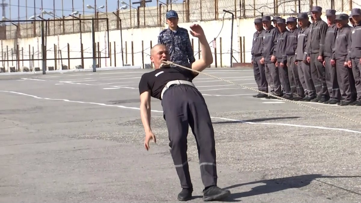 Қарағанды облысында абақтыда отырған 23 жастағы жігіт 3 тонна көлікті тісімен сүйреп, таң қалдырды