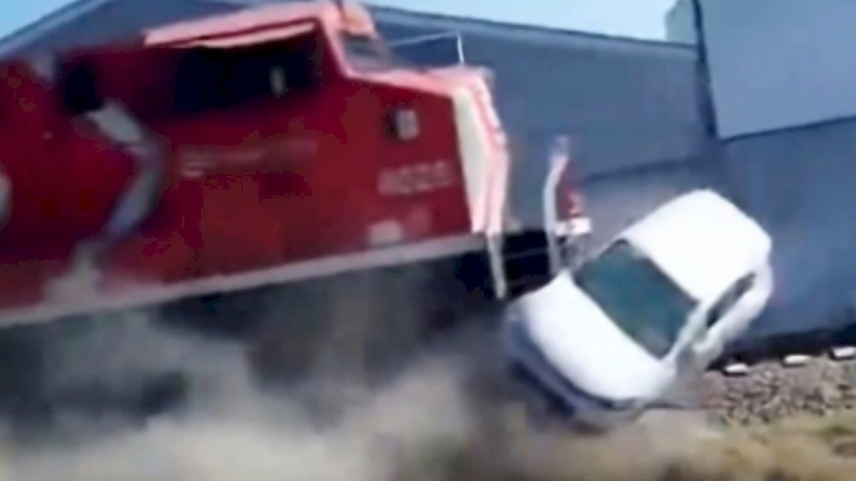 Легковушка угодила под поезд в Мексике