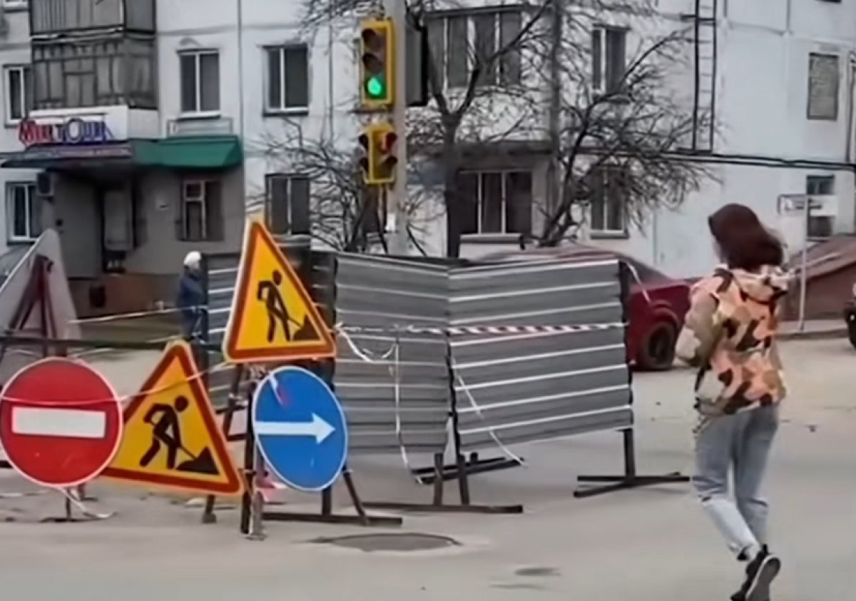 Яму на дороге поздравили с днём рождения в Петропавловске