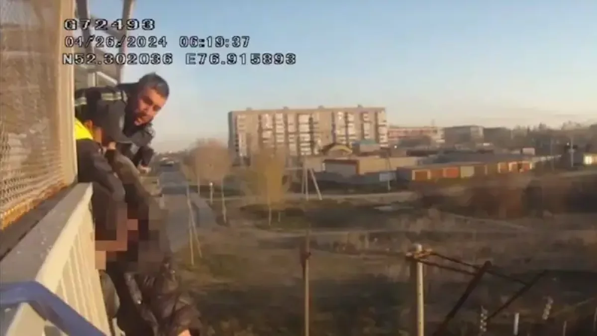 Павлодар облысында көпір жақтауында салбырап тұрған ер адам құтқарылды