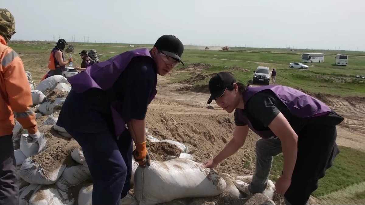«Жаңа адамдар» қозғалысының  еріктілері Атырауға бөгет соғуға көмекке келді