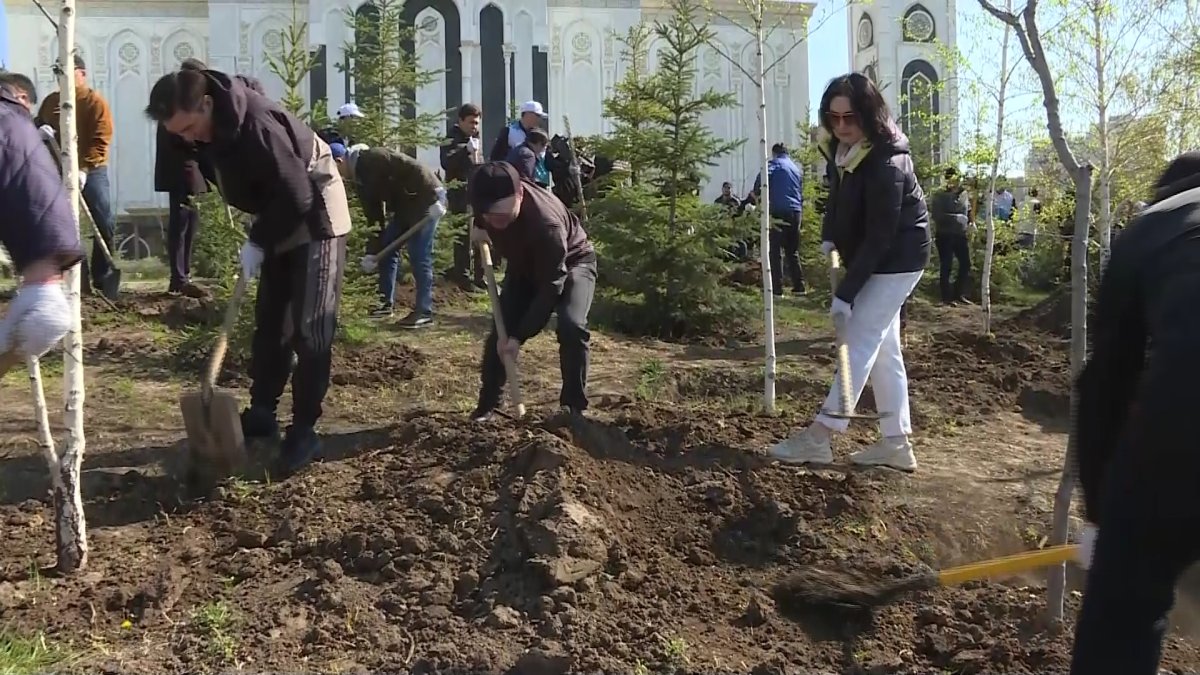 Мәжіліс депутаттары «Таза Қазақстан» акциясына атсалысты
