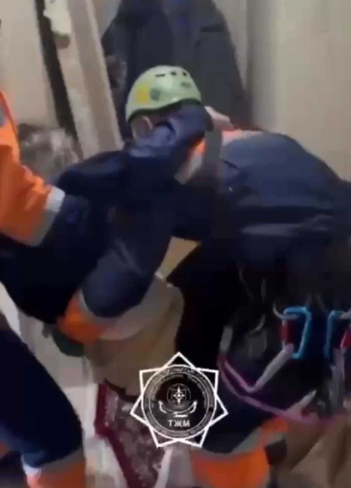 Қарт әже қамалып қалды