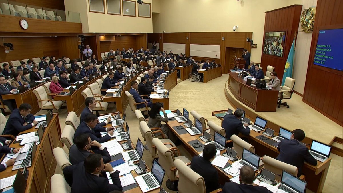 Не словом, а делом помогать пострадавшим от паводка посоветовал депутатам Е.Кошанов