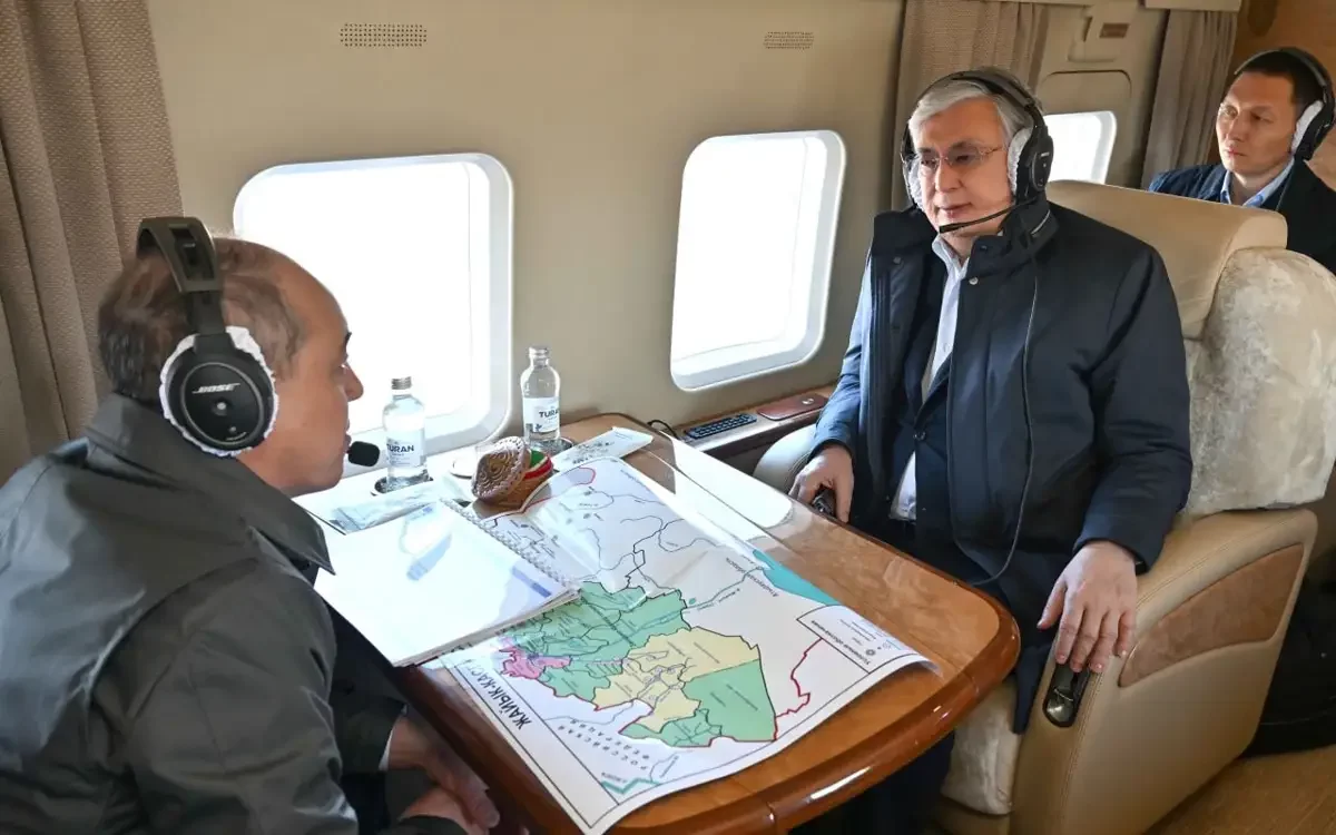 Президент Батыс Қазақстан облысының су басқан аумақтарын тікұшақпен аралады