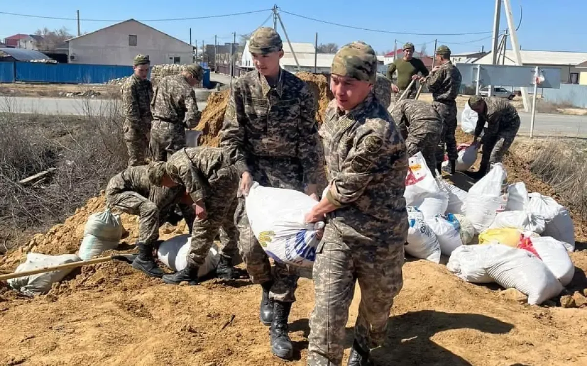 Атыраудағы әскери бөлімнің қызметшілері Жылыой ауданына көмекке барды