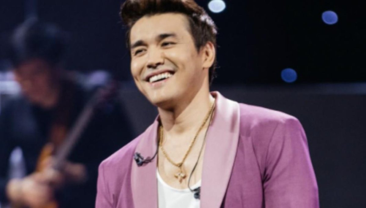 Нұрболат Абдуллин Төреғали Төреәліден алған қымбат сыйлығын көрсетті