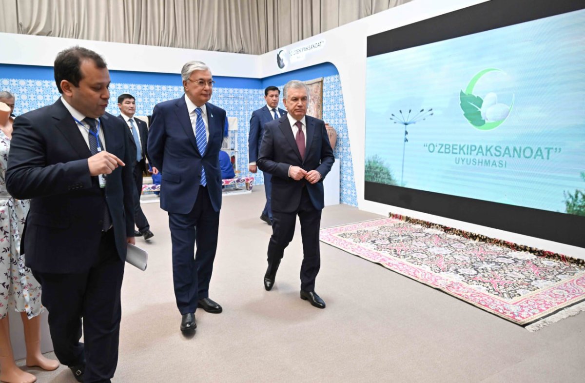 Глава государства посетил ковроткацкую фабрику в Хиве