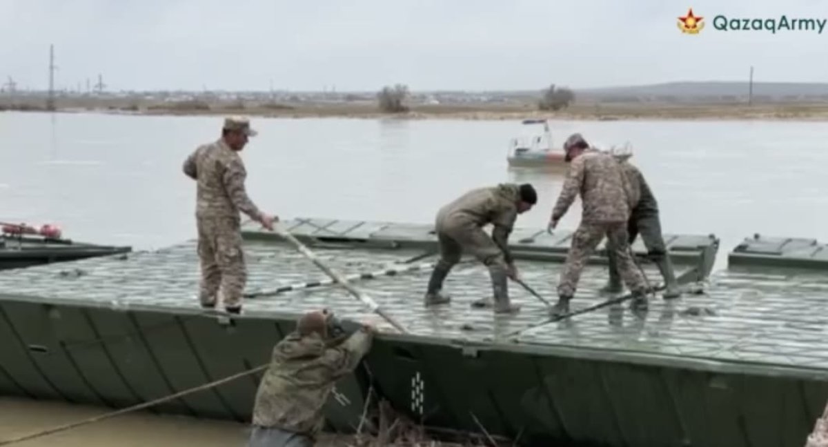 Военные соорудили спецпереправу на Ойыле для эвакуации людей и скота