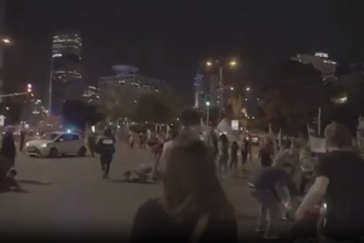 В Тель-Авиве автомобиль наехал на толпу протестующих