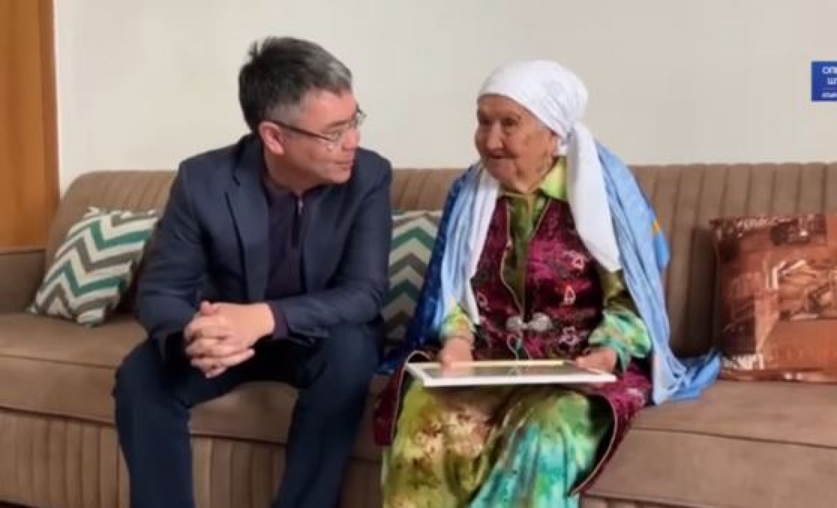 90-летняя старушка помогала грузить мешки с землей в Атырауской области