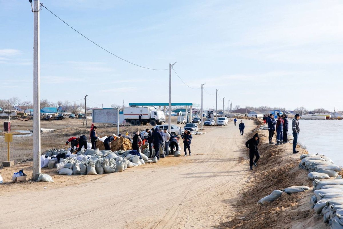 Атырау әкімі бөгетті нығайтуға көмектескен 92 жастағы әжеге Президенттің алғысын жеткізді
