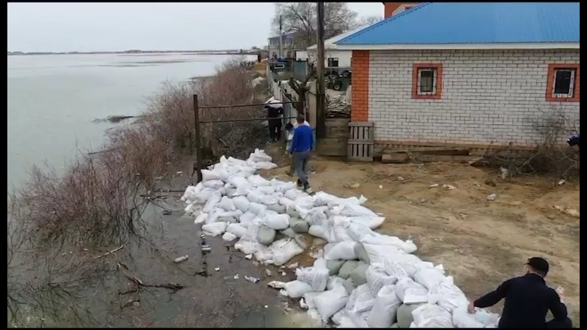 Атырау облысында өзен жағасы бекітіліп, бөгеттер нығайтылып жатыр