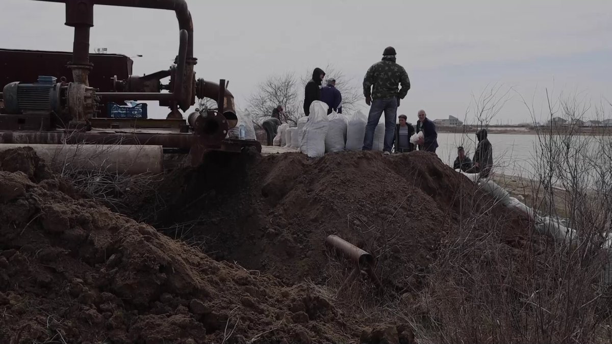 Депутаты маслихата участвуют в противопаводковых мероприятиях в Атырау