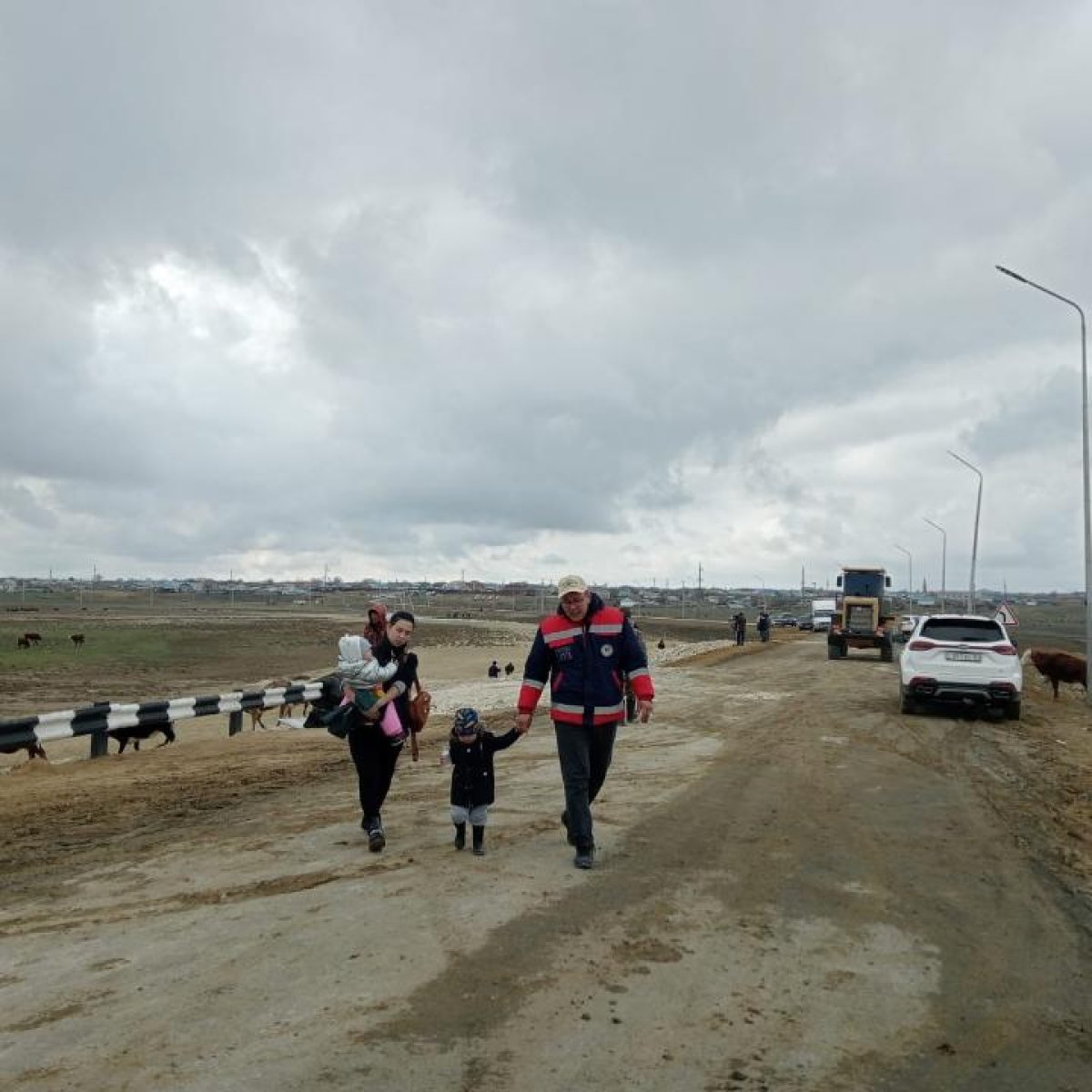 Медики помогают спасателям эвакуировать жителей затопленных сёл
