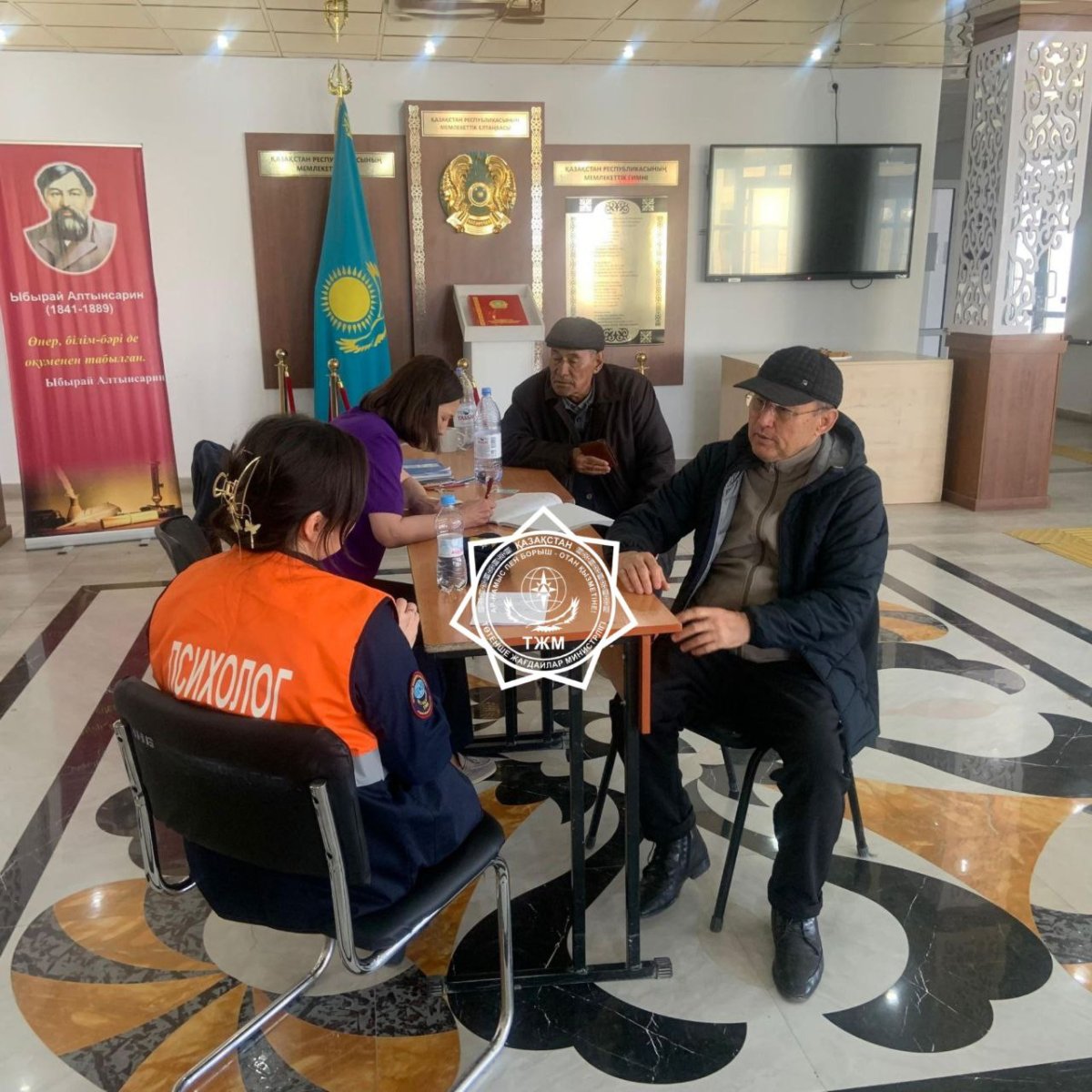 Құтқарушы-психологтар эвакуацияланған адамдарға көмектесуде