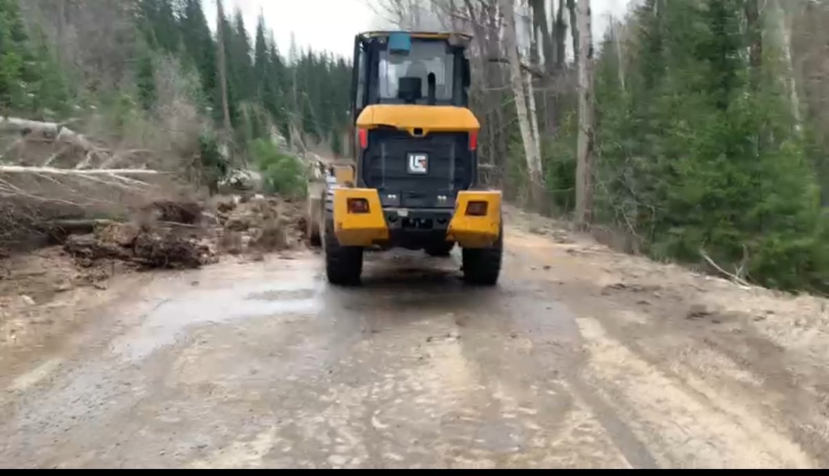 Оползень перекрыл дорогу в ВКО