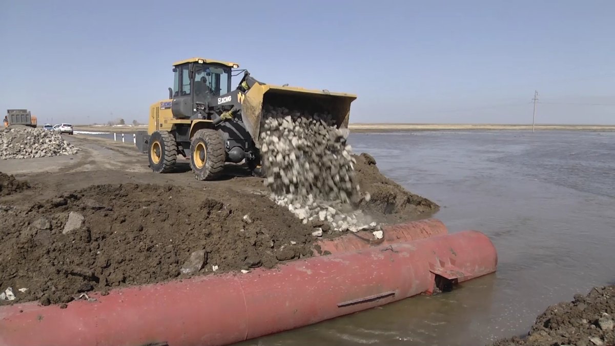 "Вплоть до выделения жилья", - мажилисмен посетил дома пострадавших от паводков в Павлодарской области