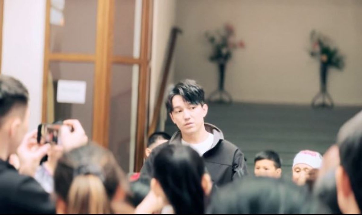 Димаш Кудайберген посетил волонтерский штаб в Актобе