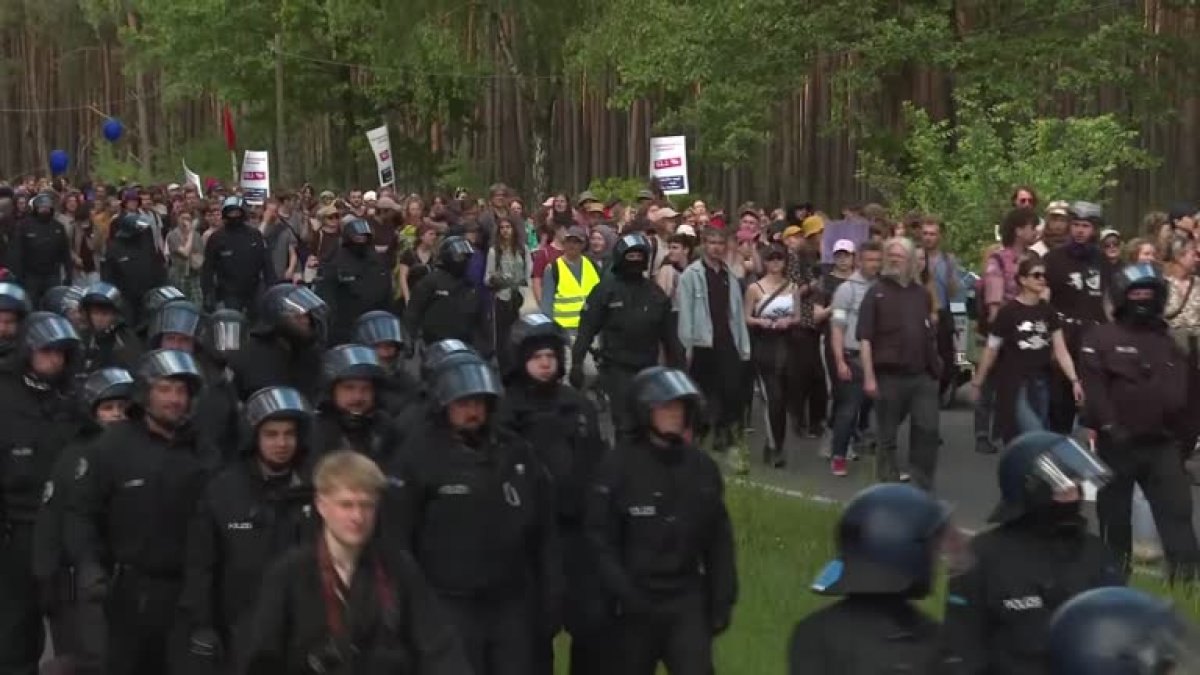 Жители Германии протестуют против расширения завода Tesla