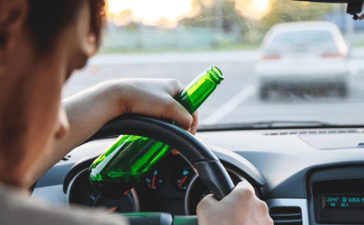 Мас жүргізуші полициядан қашамын деп аялдамаға соқты