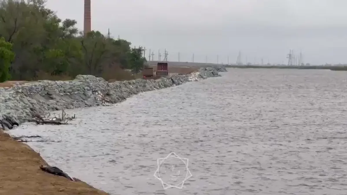 Поток воды перекрыл дорогу в Атырауской области