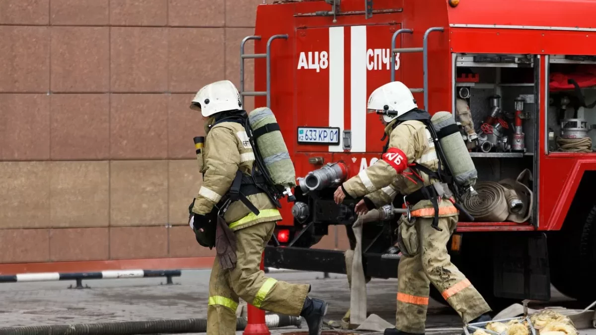 Абай облысында екі жеңіл автокөлік өртеніп, ер адамды күйік шалды