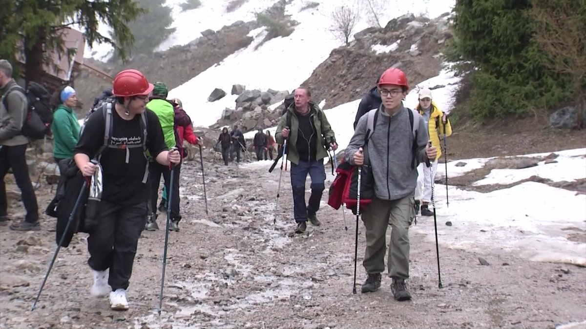 Алматыда бір уақытта 310 адам  биіктігі 4120 метрлік 28 Панфиловшылар шыңын бағындырды