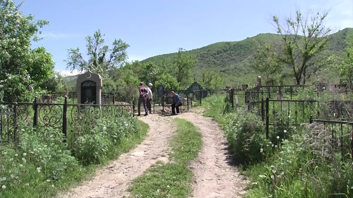 Жители поселков в Алматинской области столкнулись с нехваткой мест на  кладбище - Телеканал «Астана»