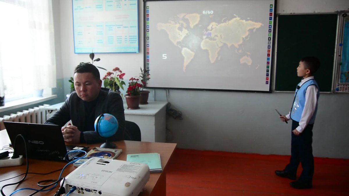 Түркістан облысында мектеп оқушысы 207 елдің астанасын жатқан біледі