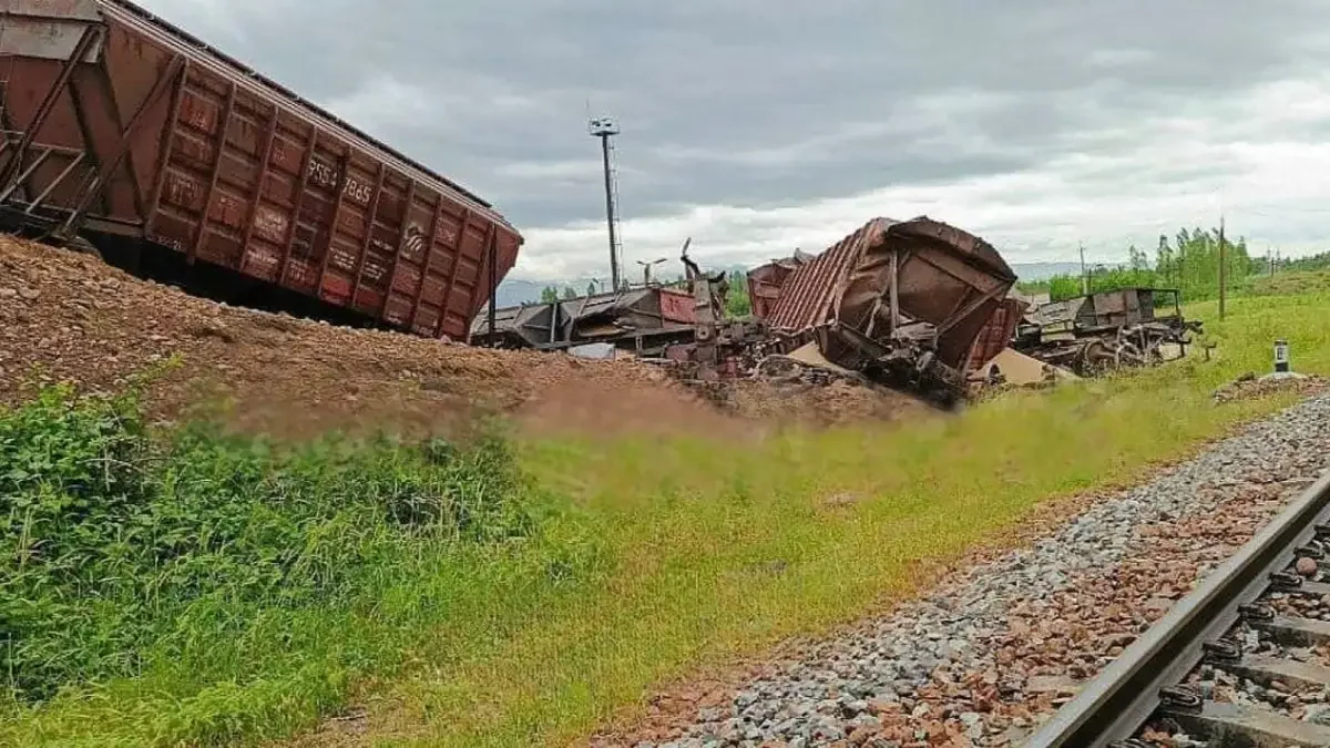 Жүк тиелген 7 вагон рельстен шығып кетті